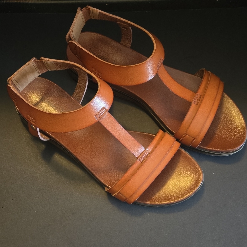 Chic Tan Leather Sandals - image 7